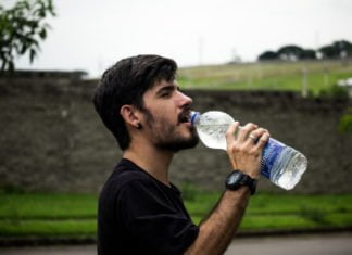 Pití vody z pet lahví je bezpečné