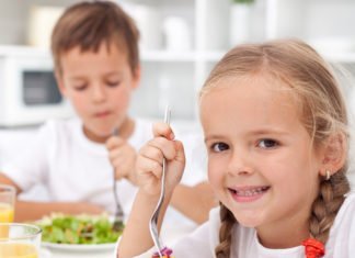 Plýtvání potravinami ve školních jídelnách pokračuje, některé školy ale ukazují, že existují možnosti zlepšení