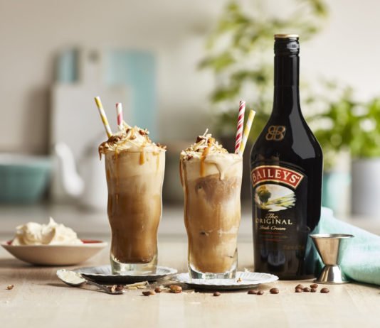 Co zvolíte ledová kávu s bílou čokoládou nebo medové affogato