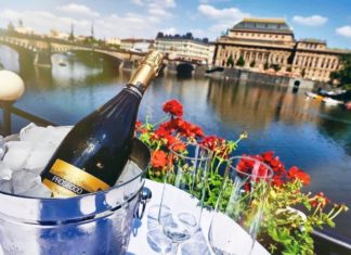 Milovníci šumivých vín, kvalitní pouliční gastronomie a zábavy si přijdou na své