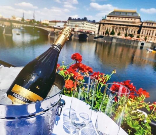Milovníci šumivých vín, kvalitní pouliční gastronomie a zábavy si přijdou na své