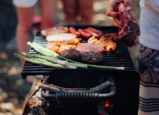 Tři originální grilovací menu, která rozžhaví i osvěží