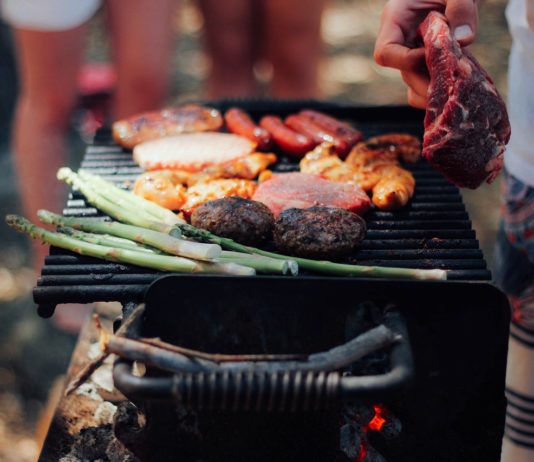 Tři originální grilovací menu, která rozžhaví i osvěží