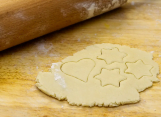 Péct cukroví doma nebo si ho koupit? Za oboje si letos připlatíme
