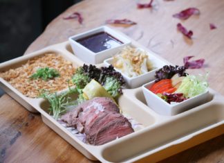 Které restaurace fungují i v období Coronaviru? Připravuje se internetový vyhledávač podniků nabízejících jídlo přes ulici