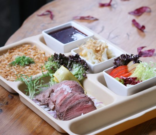 Které restaurace fungují i v období Coronaviru? Připravuje se internetový vyhledávač podniků nabízejících jídlo přes ulici