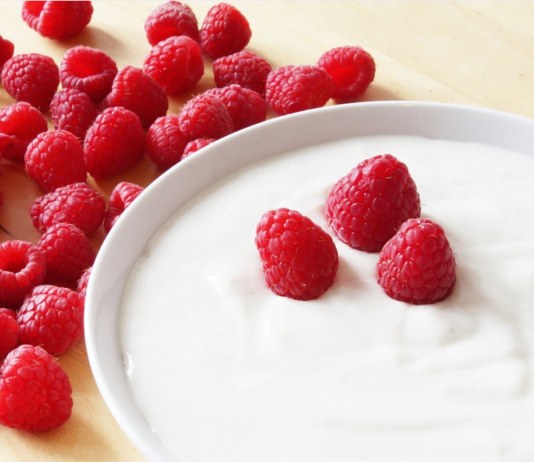Jogurt v menu? Použijte ho do krémové polévky, sendviče i dezertu