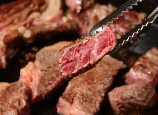 Připravte si steak jako od šéfkuchaře. Potřebujete jen vyzrálé maso a správný gril