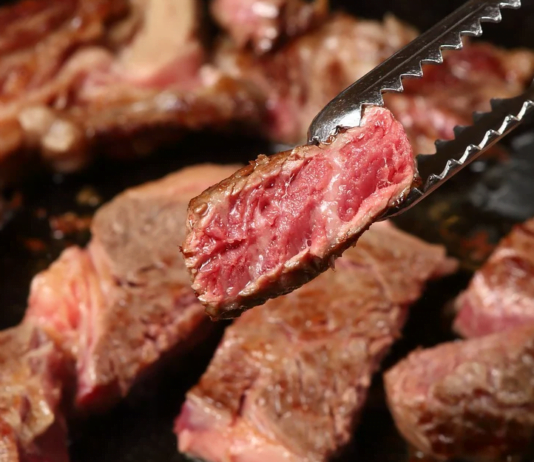 Připravte si steak jako od šéfkuchaře. Potřebujete jen vyzrálé maso a správný gril