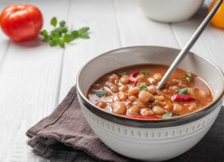 Horká polévka, ve které stojí lžíce – to pravé ořechové do lezavého počasí