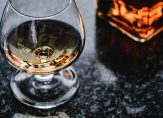 Maestro Ronero radí: Jak správně chutnat rum? Zapojte všechny smysly