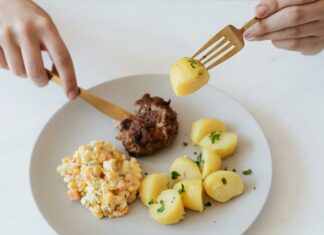 Originální recept v každé rodině. Jaký bude letos váš bramborový salát?