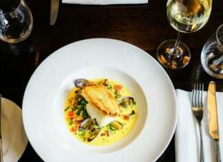 Jaké víno zvolit ke kaprovi, řízku a lososu? Průvodce štědrovečerním menu
