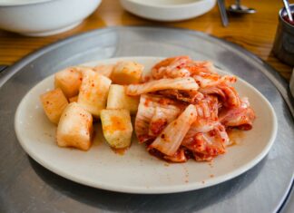 Menopauza bez zbytečných výkyvů? Zařaďte kimchi, kefír nebo sóju