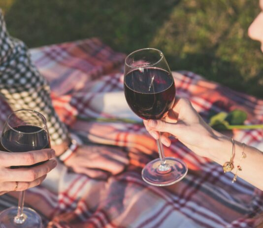 Na piknik jiná pravidla než doma. Jaké víno si nejlépe užijete venku