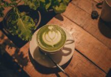 Matcha jako symbol moderního životního stylu. Mezinárodní den čaje připomíná tradici, kvalitu i každodenní rituály